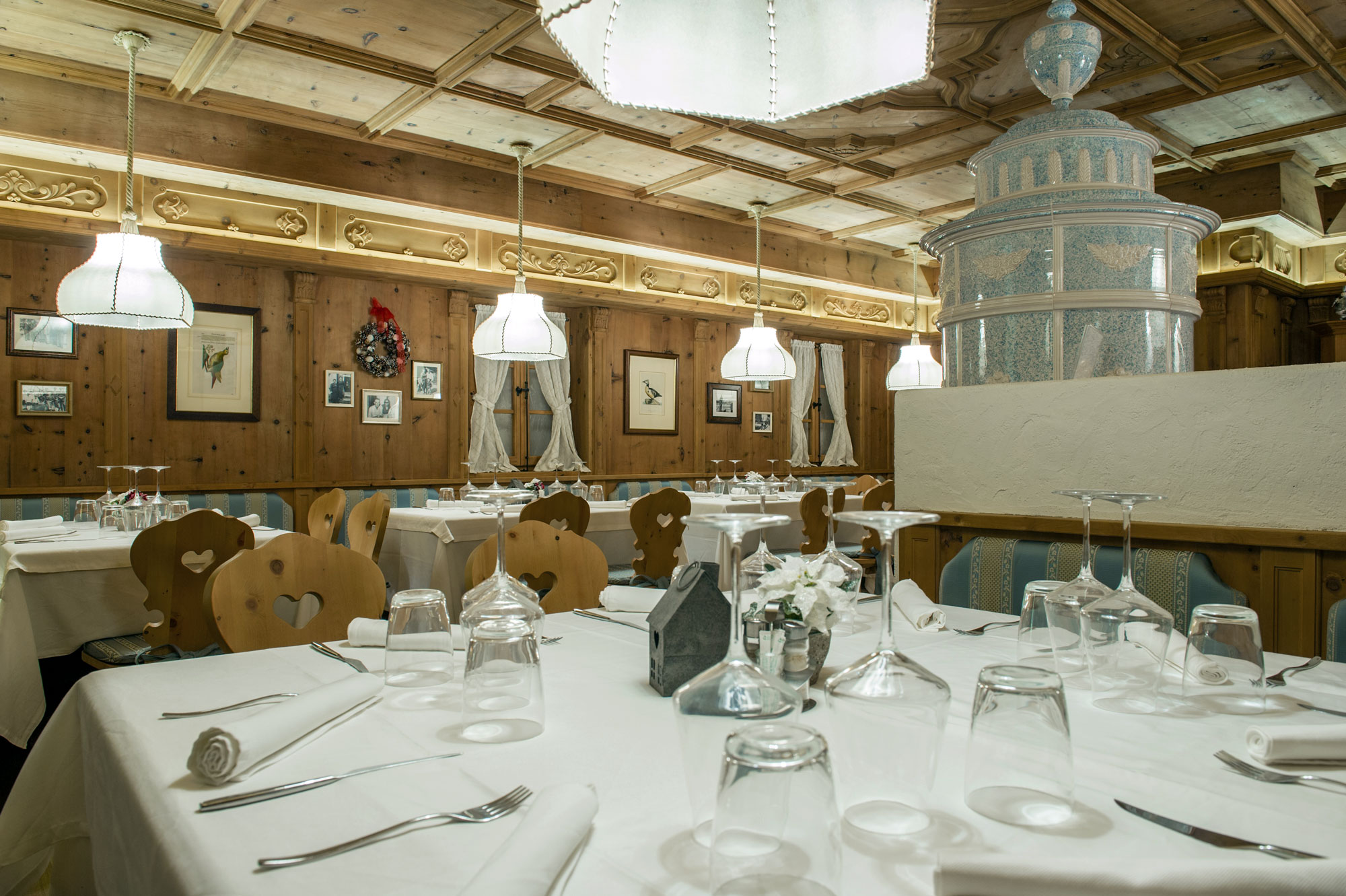 Veranda esterna con tavoli all’aperto