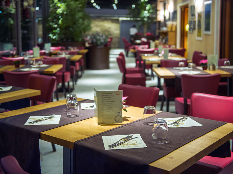 La veranda esterna del ristorante Alla Grotta a Trento